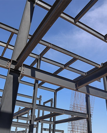 Obra con estructura metálica