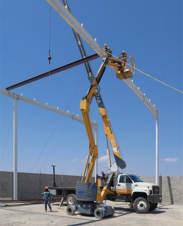 Grúa rentada construyendo